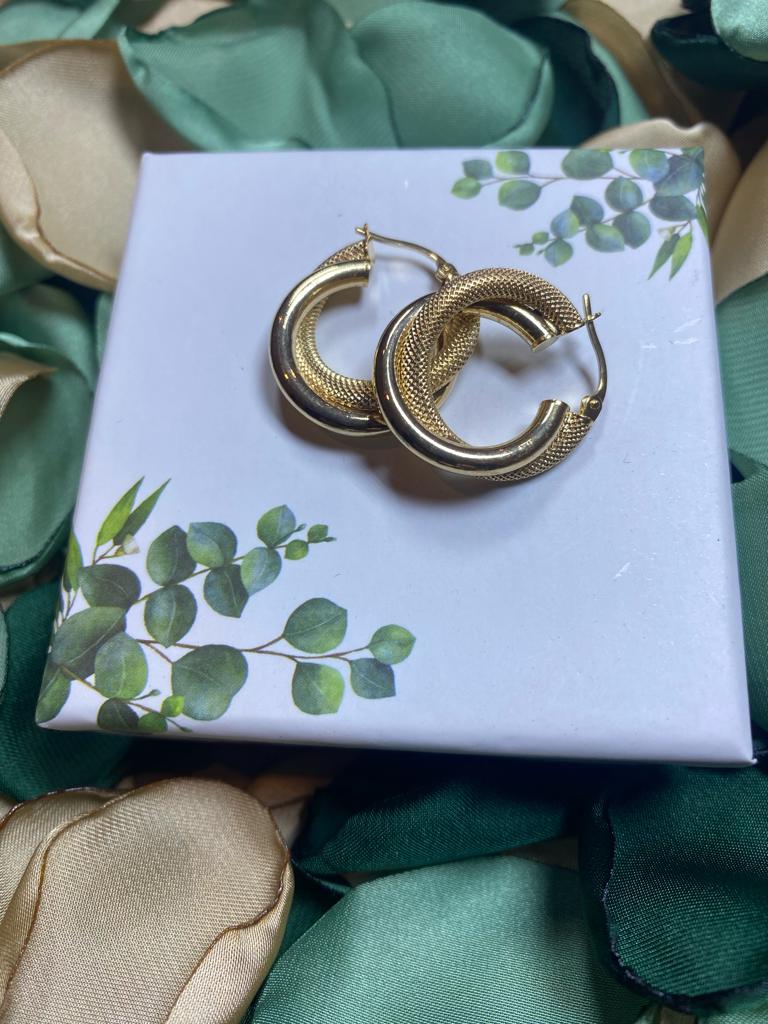 Enchanting Mesh and Plain Hoop Earrings in Yellow Gold