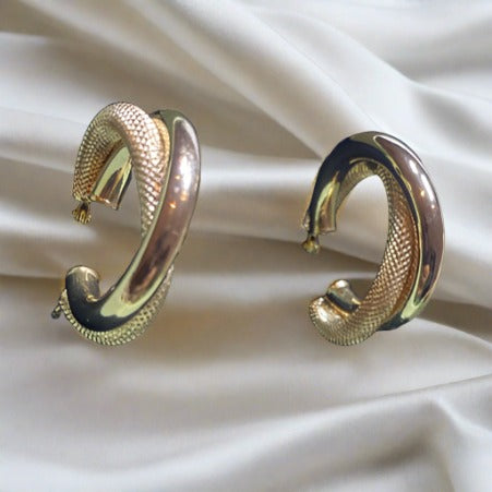 Enchanting Mesh and Plain Hoop Earrings in Yellow Gold