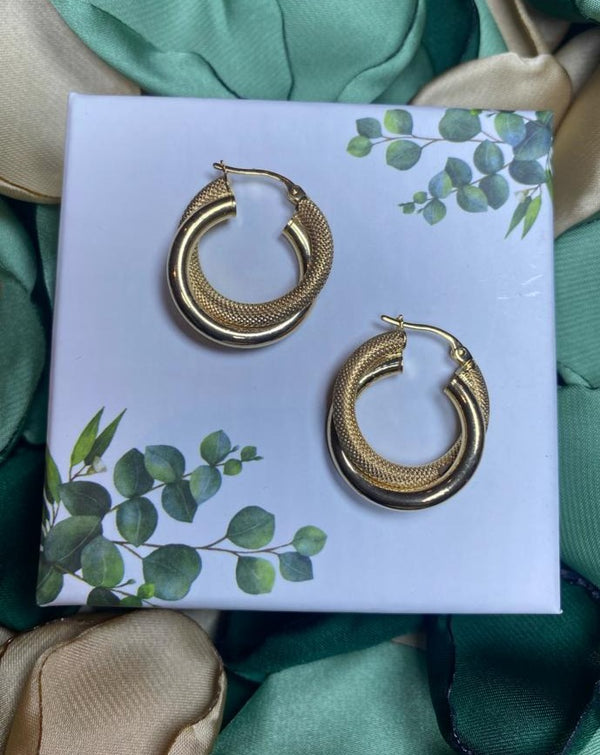 Enchanting Mesh and Plain Hoop Earrings in Yellow Gold